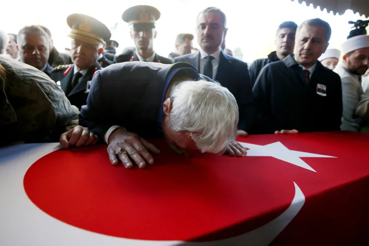 turkiyedeki-4-bomba-uzmanindan-biriydi-sehit-esma-cevikin-acili-babasi-son-konusmalarini-anlatti-1576078444101.jpg Türkiye'deki 4 bomba uzmanından biriydi! Şehit Esma Çevik'in acılı babası son konuşmalarını anlattı - 3