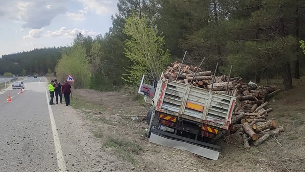 Karabük'te odun yüklü TIR devrildi: 2 yaralı