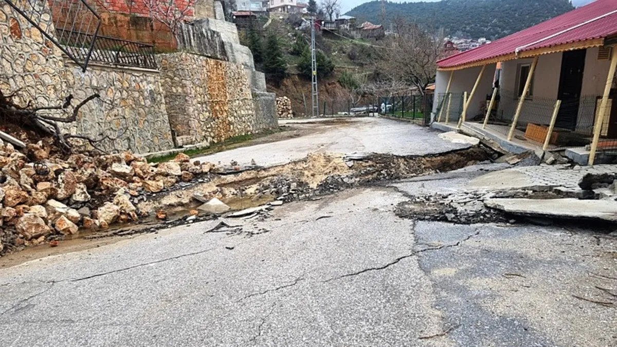 Mersin'de heyelan! Bazı evler zarar gördü