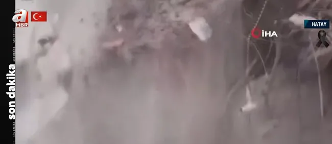 Son dakika: Hatay’da ekiplerin üzerinde molozlar yıkıldı!