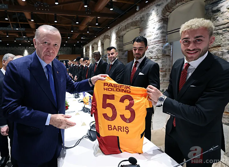 Başkan Erdoğan Galatasaray'ı kabul etti! Osimhen formasını hediye etti 16