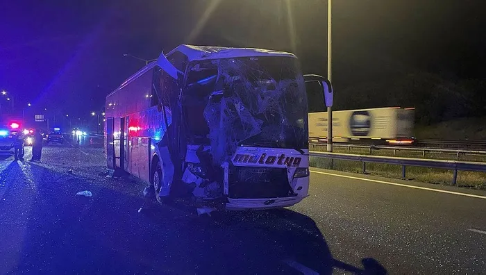 anadolu-otoyoluna-iki-yolcu-otobusu-carpisti-15-kisi-yaralandi-1719889117745.jpeg Anadolu Otoyolu'na iki yolcu otobüsü çarpıştı, 15 kişi yaralandı - 1