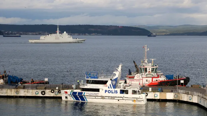 Fransız savaş gemisi 'Auvergne' Çanakkale Boğazı'ndan geçti - 1