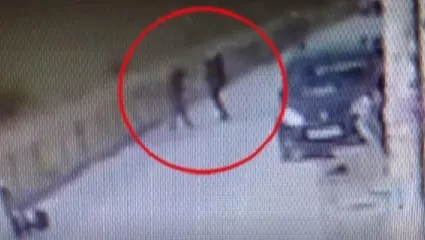 manisada-sokak-ortasinda-cinayet-husumetlisini-sirtindan-bicaklayarak-oldurdugu-anlar-kamerada-1648043003093.jpg Manisa’da sokak ortasında cinayet! Husumetlisini sırtından bıçaklayarak öldürdüğü anlar kamerada - 1