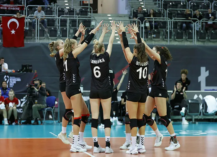son-dakika-turkiye-a-milli-kadin-voleybol-takimi-almanyayi-yendi-1664908529228.jpg Son dakika: Türkiye A Milli Kadın Voleybol Takımı Almanya'yı yendi - 2