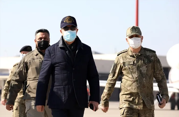 Son dakika: Milli Savunma Bakanı Akar sınırda! Pençe Kartal-2 Harekat Merkezi'nde inceleme - 4