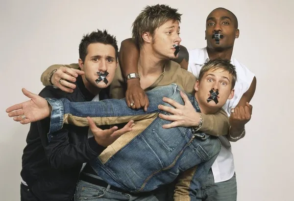 blue-grubunun-solisti-lee-ryan-thy-ucaginda-olay-cikardi-1688901465018.jpg Blue grubunun solisti Lee Ryan yine uçakta olay çıkardı! Bu kez THY uçağını birbirine kattı - 1