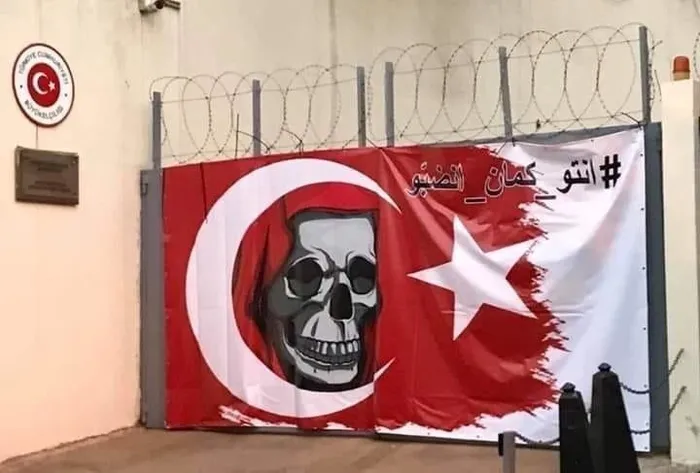 Türkiye'nin Beyrut Büyükelçiliği'ne küstah pankart - 1