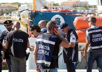 İtalya, Alman gemisine el koydu