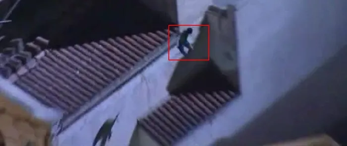 ABD'de bir kişi kilisenin çatısındaki haçları yakmaya çalıştı | Şoke eden kaçış görüntüleri - 2