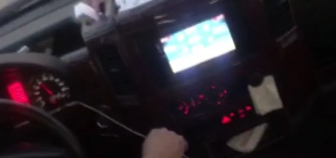 Sakarya’da minibüs şoförü aracı kullanırken, araç içi ekrandan okey oynadı