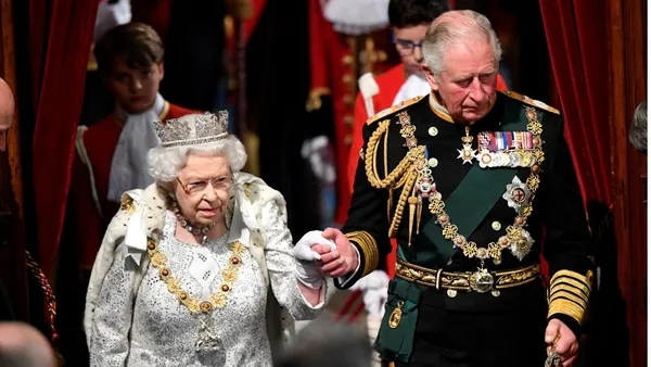 Kraliçe Elizabeth’in ölümünü dans ederek kutladılar