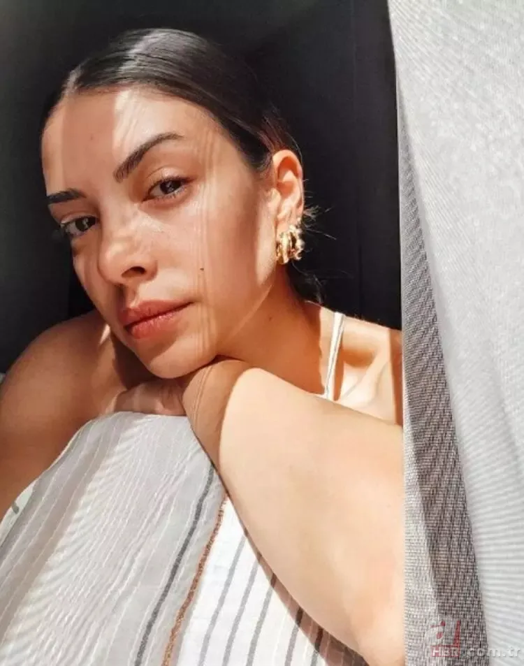 Azra Akın fena yakalandı! Makyajsız hali olay oldu! “Sen de yaşlanmışsın” 21