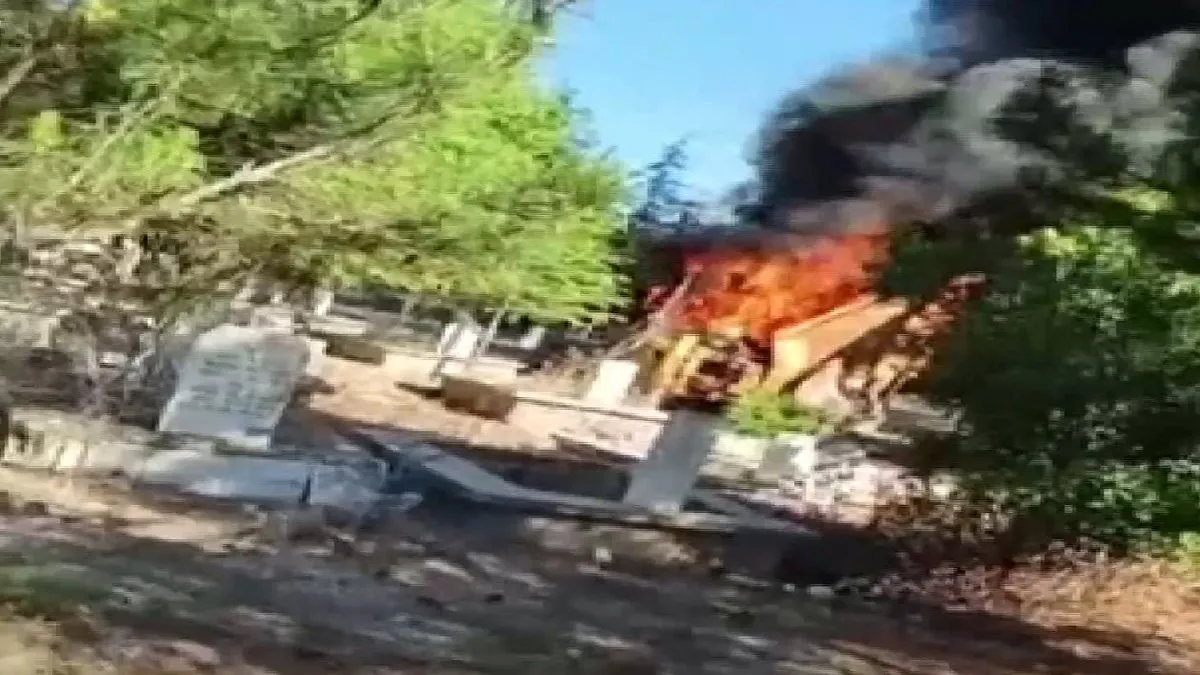 Mezarlıkta alev alev yandı! Böyle izlediler