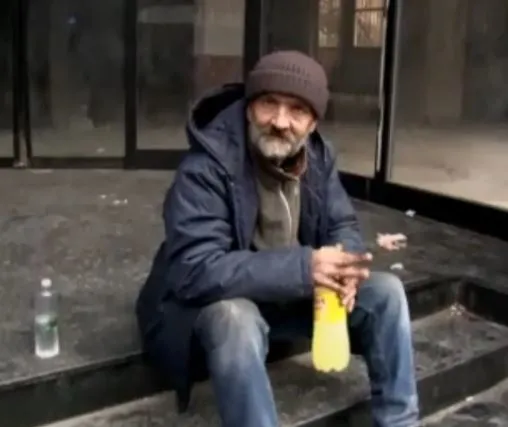 turkiyede-onu-tanimayan-yok-kenan-komutan-bursada-icler-acisi-haliyle-goruntulendi-1608499097072.jpg Türkiye'de onu tanımayan yok! Kenan komutan Bursa'da içler acısı haliyle görüntülendi - 6