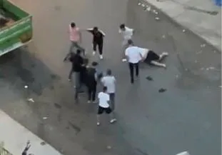 1690797279500.jpeg İstanbul Bayrampaşa'da dehşet anları! Sopayla bayılttı yerde tekmeledi - 1
