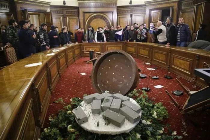 Son dakika: Ermenistan karıştı: Ordu Paşinyan’ın istifasını istedi! Jetler Erivan’da alçak uçuş yapıyor