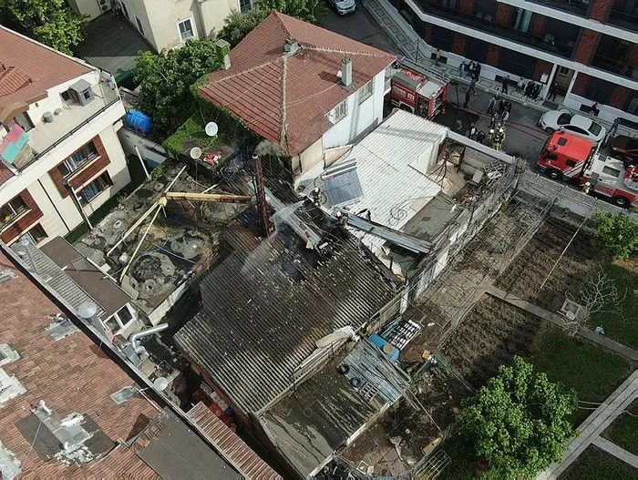 istanbulda-tarihi-yali-hamaminda-yangin-catiya-sicradi-1714117513625.jpeg İstanbul'da tarihi Yalı Hamamı'nda yangın! Çatıya sıçradı - 3