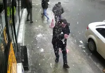 Akılalmaz olay! Yolda yürürken gözüne düştü!