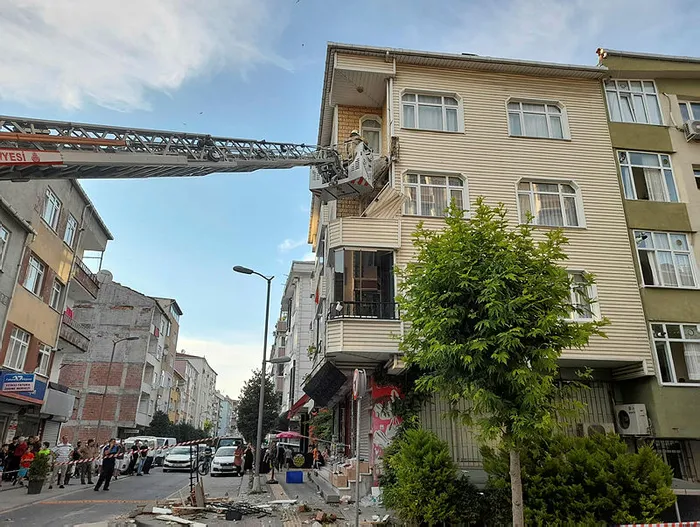 İstanbul Güngören'de balkon çöktü! Anne ve 3 çocuğu ölümden böyle döndü - 3