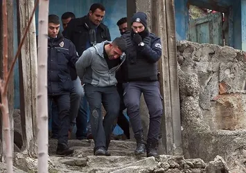 Ankara'da polise otomatik silahlarla ateş açıldı