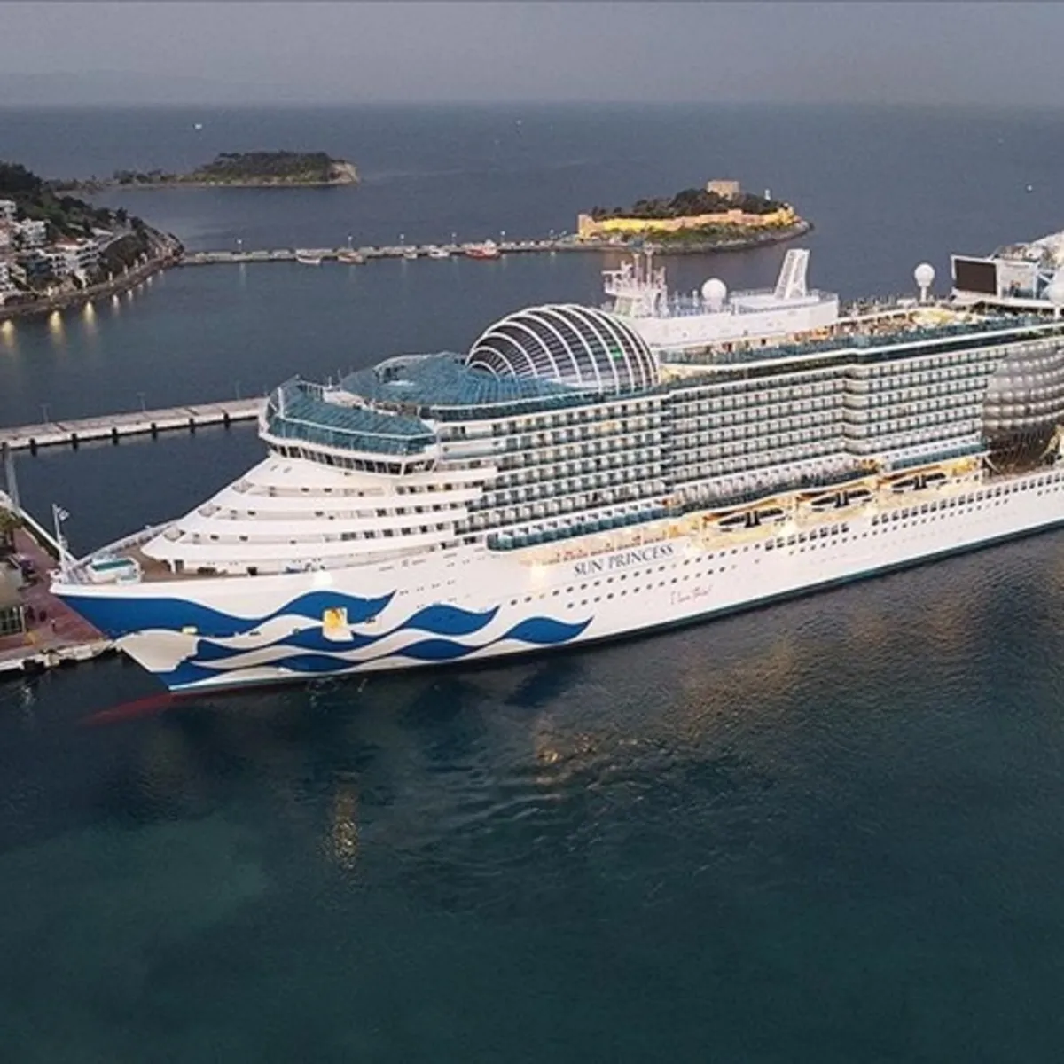 Kuşadası Limanı’na dev misafir! 