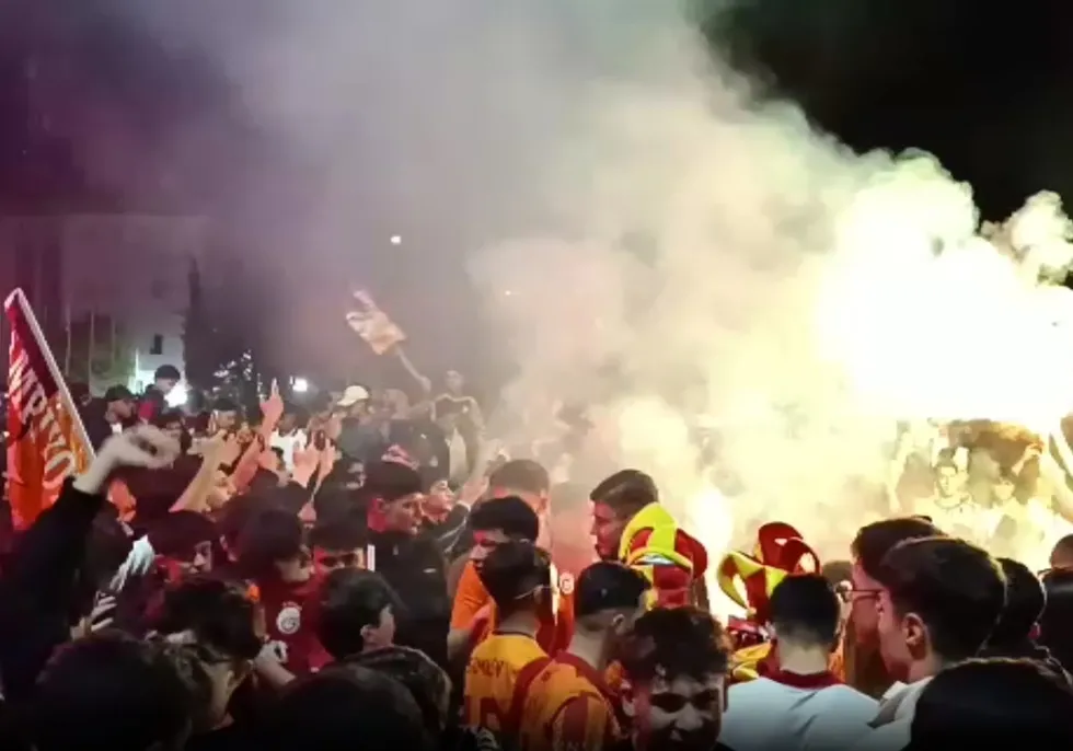 turkiye-sari-kirmiziya-burundu-rams-parktan-tum-yurda-sampiyonluk-soleni-1778355228095.jpg Türkiye sarı-kırmızıya büründü! Rams Park’tan tüm yurda şampiyonluk şöleni - 2