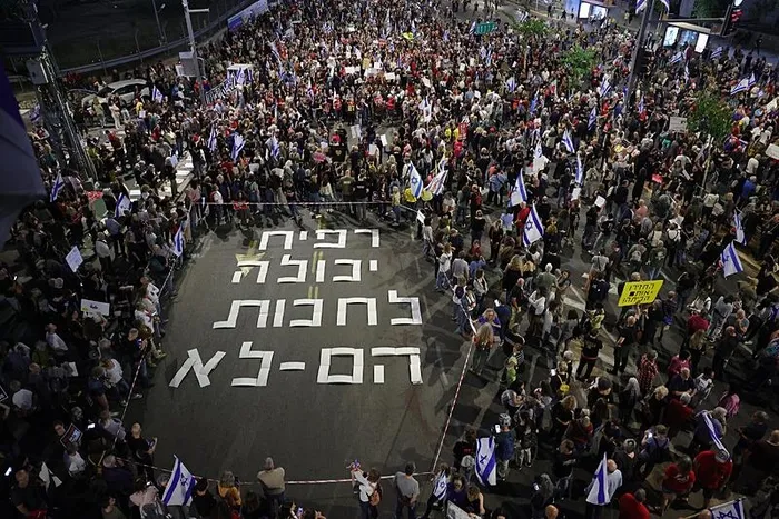 tel-avivde-israilli-esir-yakinlarinin-protestosunda-gostericilerle-polis-arasinda-olaylar-cikti-1714425472286.jpeg Tel Aviv karıştı! Terör devleti İsrail polisinden esir yakınlarına sert müdahale | 3 kişiyi gözaltına aldı - 9