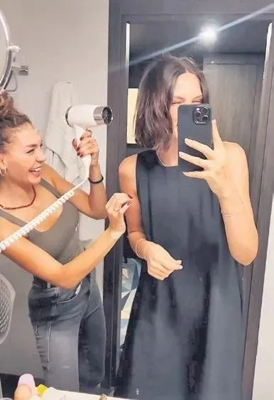 12-dev-adamin-esleri-arasinda-siki-dostluk-1757568723568.jpeg Kaynak: Sosyal medya