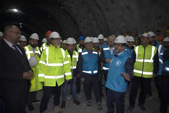 ankara-izmir-yhtnin-en-uzun-tunelinde-isik-gorundu-1759912847977.jpg (Foto: ahaber.com.tr)