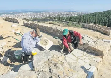 Kartal kalede bin yıllık pati izleri