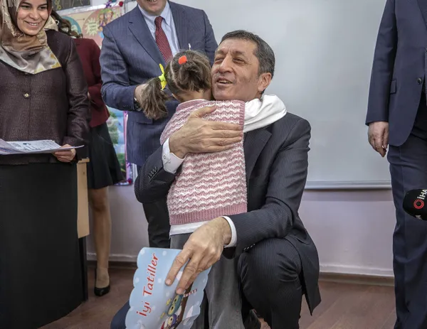 Bakan Ziya Selçuk öğrencilerin karne heyecanını paylaştı - 2