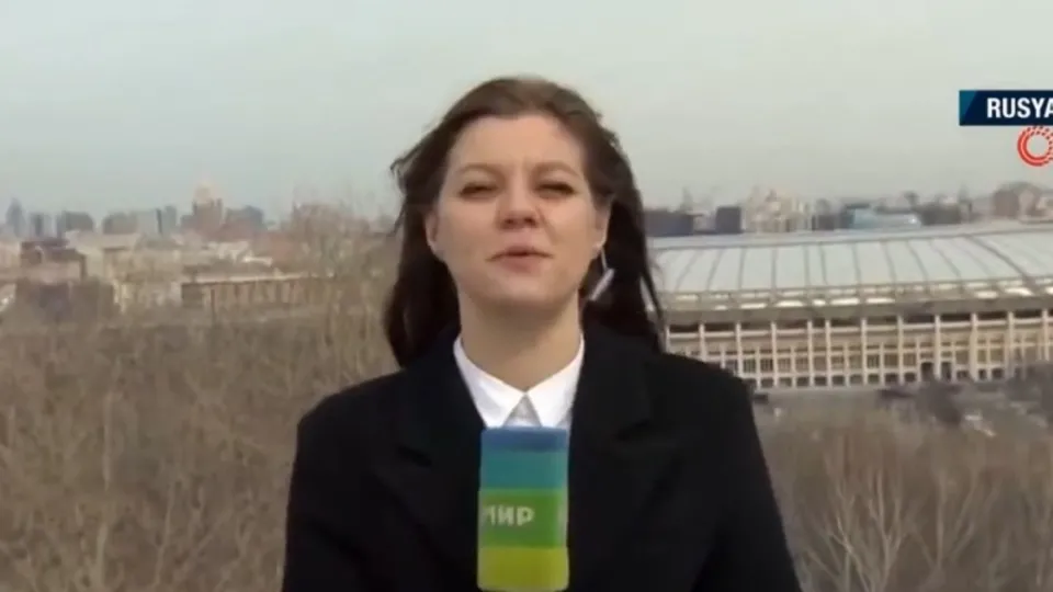 Canlı yayında mikrofonu köpeğe kaptırdı! Şoke eden anlar