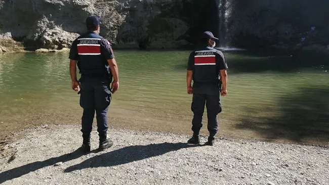 Kastamonu'da boğulma tehlikesi geçiren küçük kızı uzman çavuş kurtardı - 3