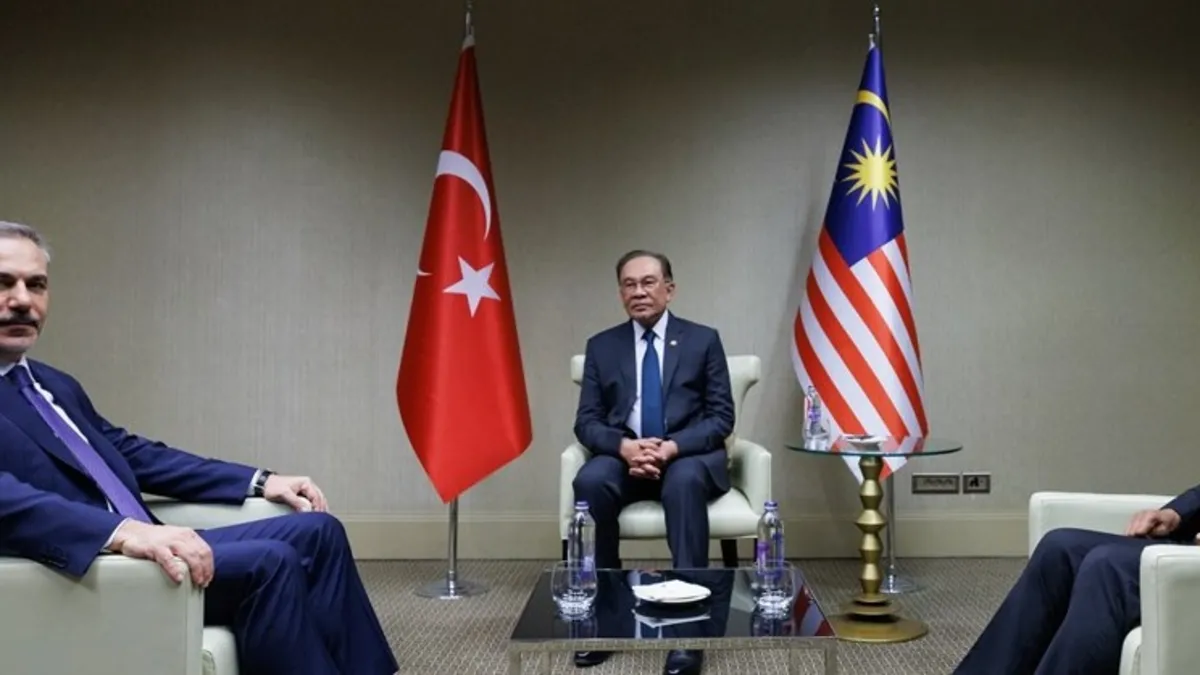 Dışişleri Bakanı Fidan Malezya Başbakanı ile görüştü!