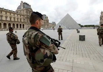 Paris'teki Louvre Müzesi önünde askere saldırı