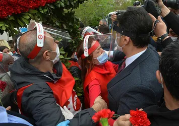 DİSK koronavirüse rağmen toplu halde yürümek istedi!