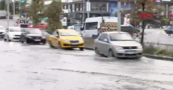 Son dakika: Sağanak İstanbul'u vurdu! Başakşehir ve Esenyurt'u su bastı | Araçlar yolda kaldı - 1