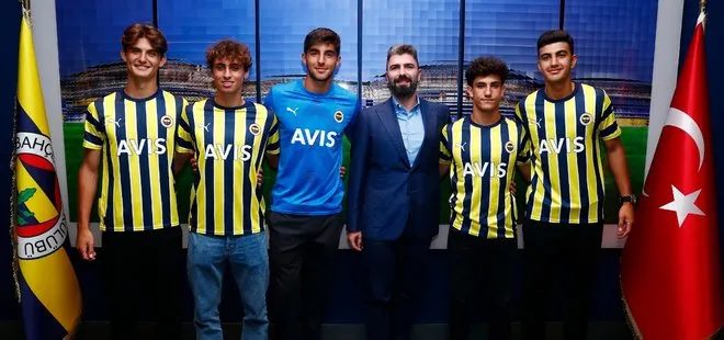 Son dakika: Fenerbahçe 5 genç futbolcuyla profesyonel sözleşme imzaladı