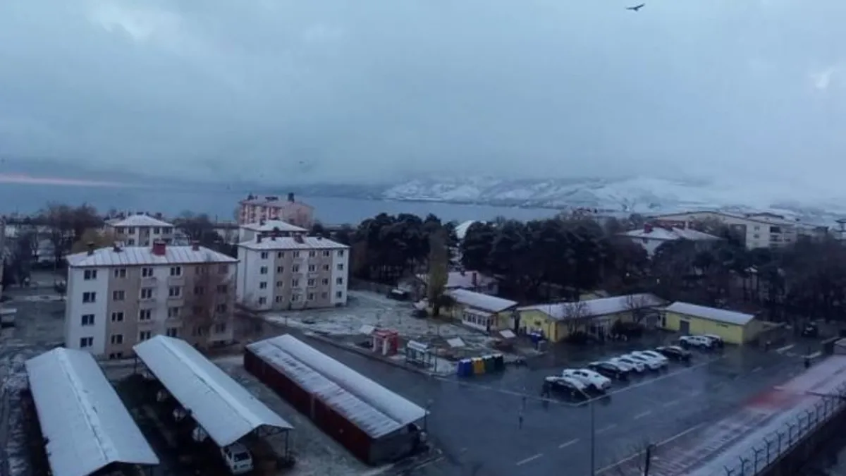 Tatvan'da kar yağışı etkili olmaya başladı