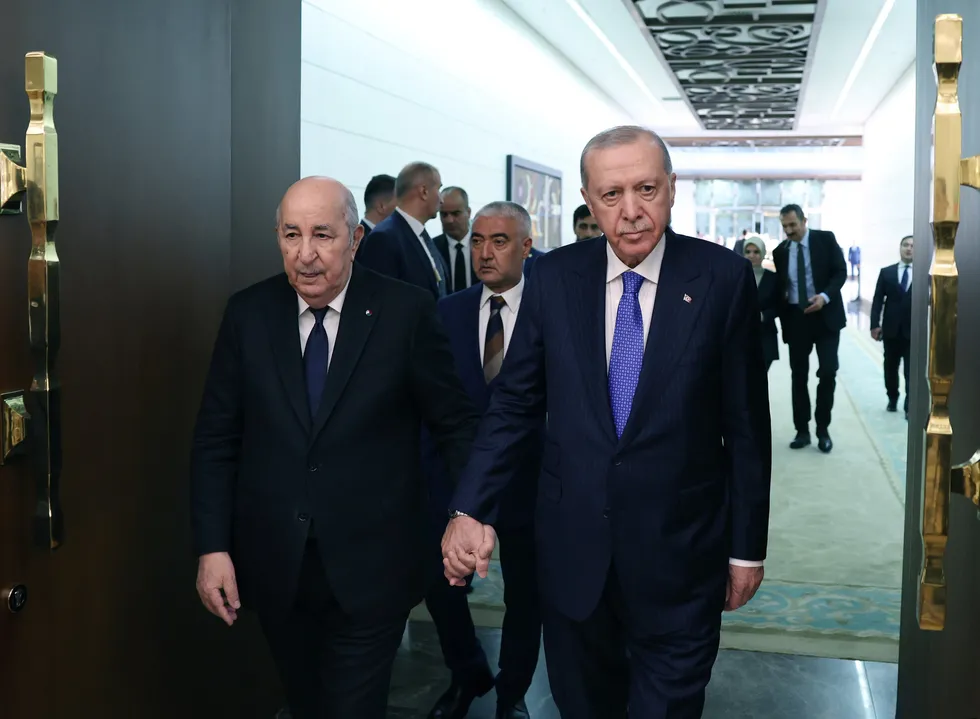 kulliyede-kritik-zirve-baskan-erdogan-cezayirli-mevkidasi-abdulmecid-tebbunu-kabul-edecek-1778133840902.jpg Başkan Erdoğan, Türkiye'ye resmi ziyaret gerçekleştiren Cezayir Cumhurbaşkanı Abdülmecid Tebbun'u Esenboğa Havalimanı'nda karşıladı. (Foto: AA)