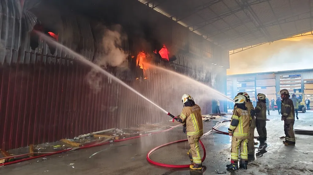 İzmir'de sanayi sitesinde yangın