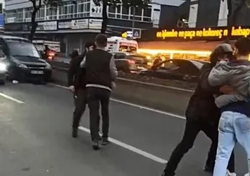 Bayrampaşa'da tekmeli yumruklu kavga! Ortalık karıştı silahına sarıldı