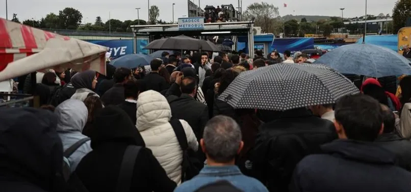 Fırtına deniz ulaşımını vurdu! Marmaray ve metrobüste yoğunluk oluştu