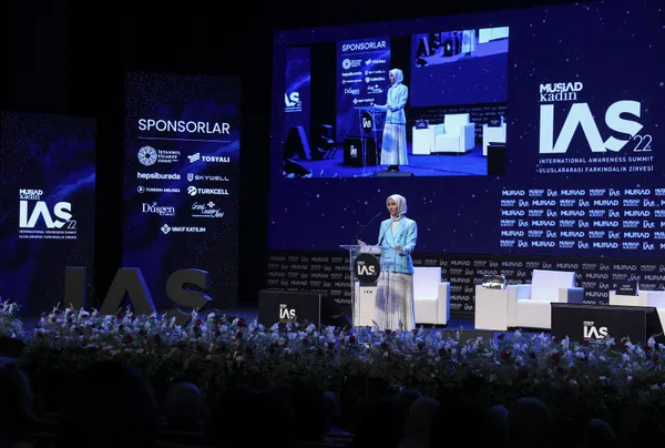 sumeyye-erdogan-bayraktar-yeni-ve-yasanabilir-bir-dunya-insa-etmede-kadinlara-ihtiyacimiz-var-1655219003594.jpg Sümeyye Erdoğan Bayraktar: Yeni ve yaşanabilir bir dünya inşa etmede kadınlara ihtiyacımız var - 1