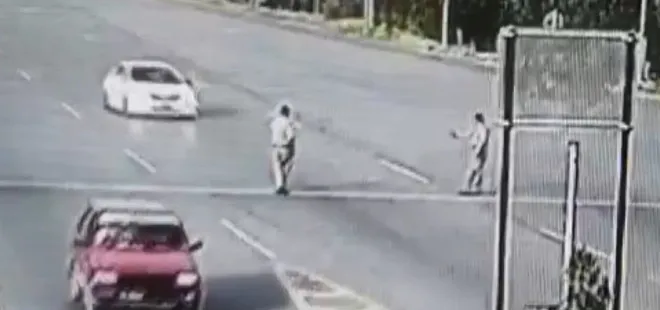 Çarptığı polis taklalar attı! Korkunç anlar kamerada