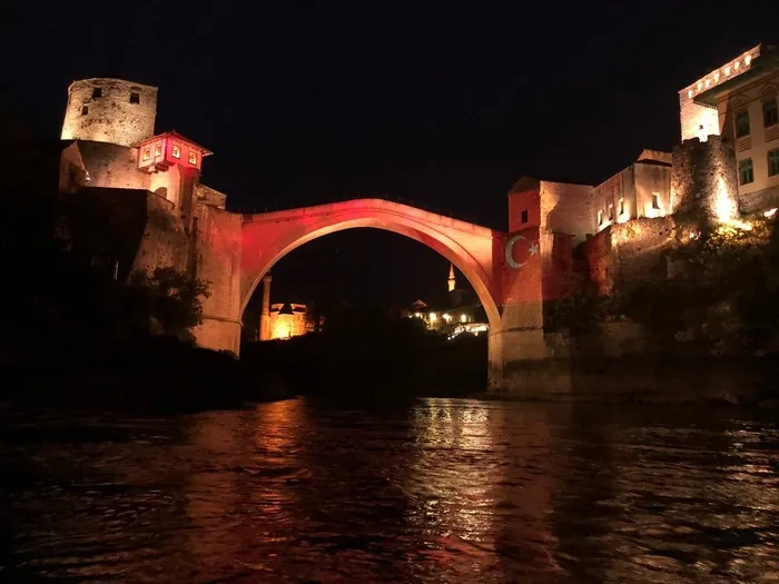 Bosna’daki Mostar Köprüsü Türk bayrağının renklerine büründü