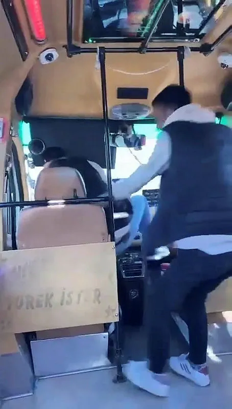 1667654750933.jpg Trafik magandaları faciaya davete çıkardı! Seyir halindeki minibüsün şoförü koltuğundan kalktı yerine arkadaşı geçti - 3