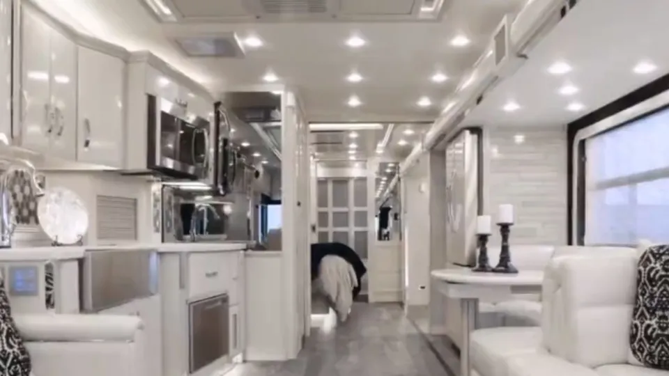 Koronavirüs karavan satışlarını patlattı! Genç çift kendileri üretti