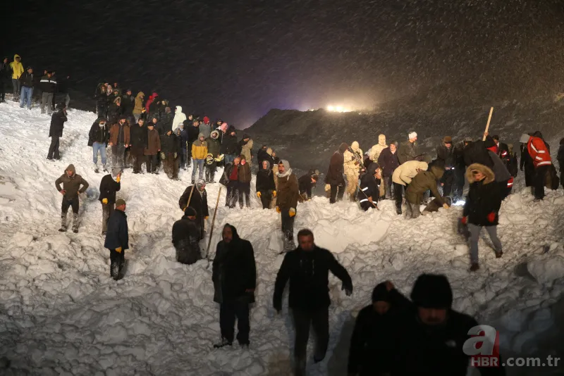 Son dakika: Van'da minibüsün üzerine çığ düştü! Olay yerinden ilk görüntüler... 18